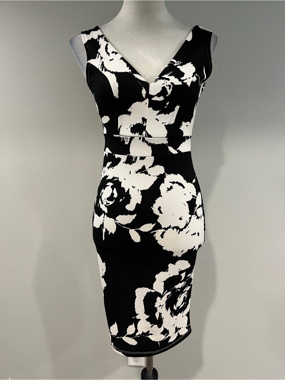 Kimcine Sleeveless Black & White Floral v-neck mini Dress‎ size extra small